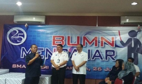 Kepala PKBL PT Surveyor Indonesia Arif Wardhana (kanan) didampingi nara sumber BUMN Mengajar Wien Irwanto (tengah) memberikan sumbangan berupa dua unit AC kepada SMAN 54 Jakarta yang diterima salah seorang guru idola Wien Irwanto saat masih bersekolah di SMAN 54 Jakarta.