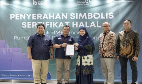 Kepala PMU Sertifikasi Surveyor Indonesia Afrinal (kedua dari kiri) menyerahkan simbolis sertifikat halal kepada perwakilan UMKM disaksikan Direktur Komersial Surveyor Indonesia Saifuddin Wijaya (paling kiri), Deputy EVP SOE Service Telkom, Fajar Wibawa (kedua dari kanan) dan SM Rumah BUMN Telkom Adrian Sani Harahap di Jakarta beberapa waktu yang lalu