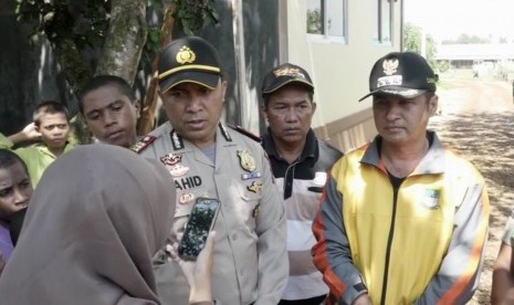 Kepala Polisi Sektor Setu AKP Wahid Key (kiri)