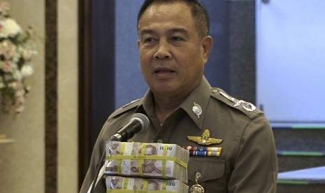 Kepala Polisi Thailand Somyot Pumpanmuang mengumumkan dia akan memberkan hadiah 83 ribu dolar AS kepada anak buahnya setelah mereka berhasil menangkap tersangka pengebom di Kuil Erawan, Senin (31/8).