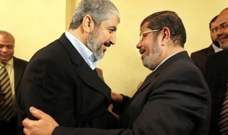 Kepala Politbiro Hamas Khaled Meshaal bertemu Presiden Mesir Mohammed Mursi 