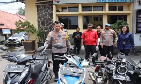 Kepala Polres (Kapolres) Cirebon Kota AKBP Ariek Indra Sentanu (depan). 