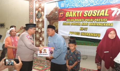 Kepala Polres (Kapolres) Indramayu AKBP M Fahri Siregar menyalurkan bantuan sosial saat bersilaturahim ke Pesantren Modern As-Sakienah di Desa Tugu, Kecamatan Sliyeg, Kabupaten Indramayu, Jawa Barat, Senin (12/6/2023).