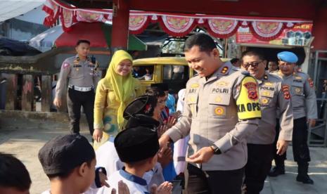 Kepala Polres (Kapolres) Sukabumi Kota AKBP Ari Setyawan Wibowo bersalaman dengan para siswa saat kegiatan Polri Peduli di SDN Cilangla, Kecamatan Cireunghas, Kabupaten Sukabumi, Jawa Barat, Jumat (15/9/2023).