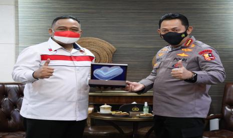 Kepala Polri Jenderal Listyo Sigit Prabowo (kanan) menggelar audiensi dengan Kepala Badan Perlindungan Pekerja Migran Indonesia (BP2MI), Benny Rhamdani di Mabes Polri, Jakarta Selatan, Selasa (4/1). 