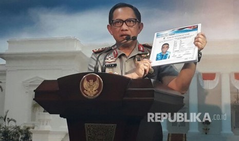 Kepala Polri Jenderal Pol Tito Karnavian melakukan Konferensi Pers terkait kasus Novel Baswedan, di Istana Negara, Senin (31/7). Tito menyebut terdapat sketsa baru dugaan orang yang menyerang Novel Baswedan. 