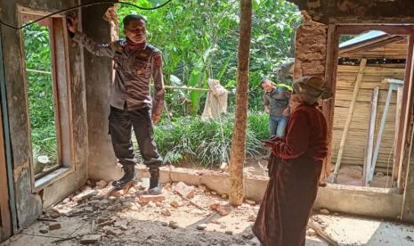 Kepala Polsek Banjarwangi Iptu Amirudin Latif meninjau bangunan rumah warga yang rusak akibat gempa bumi di Kecamatan Banjarwangi, Kabupaten Garut, Provinsi Jawa Barat, Kamis (28/12/2023). 