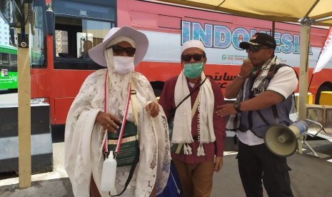 Kepala Pos Terminal Syib Amir, Makkah, Sugandi memberikan informasi dan pengumuman kepada jamaah akan layanan operasional bus shalawat, Senin (5/8). Mulai Selasa (6/8)  hingga 16 Agustus, operasional bus shalawat akan dihentikan selama kegiatan di Armuzna. Jamaah Haji Minta Penyampaian Informasi Saat Manasik Lebih Lengkap