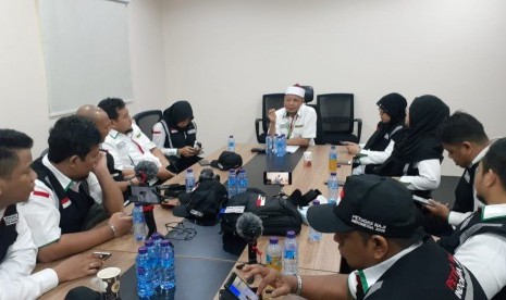 Kepala PPIH Daker Makkah, Subhan Cholid (pakai peci) bertemu dengan anggota Media Center Haji di Kantor Urusan Haji Indonesia di Makkah, Rabu (10/7). Dalam pertemuan itu, awak media dan Subhan saling berdiskusi soal penyelenggaraan ibadah haji di Makkah.