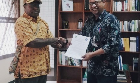 Kepala PSP3 LPPM-IPB University, Dr Sofyan Saf (kanan) dan Kepala Dinas Pertanian dan Perkebunan Kabupaten Dogiyai, Emanuel Dogomo SPt, MSi.