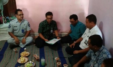  Kepala PT. Jasa Raharja (Persero) Cabang Jawa Tengah Triyugara menyerahkan santunan