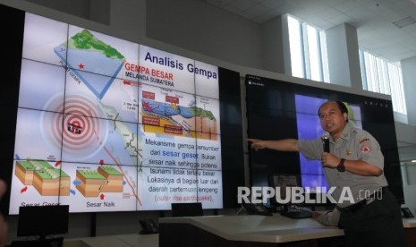 Kepala Pusat Data dan Humas Badan Nasional Penanggulangan Bencana (BNPB), Sutopo Purwo Nugroho saat memberi keterangan pers terkait gempa yang melanda kepulaan Mentawai, Sumatra Barat di Kantor BNPB, Jakarta, Kamis (3/3). 