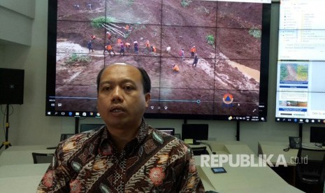 Kepala Pusat Data Informasi dan Humas Badan Nasional Penanggulangan Bencana (BNPB) Sutopo Purwo Nugroho memaparkan hasil rekonstruksi longsor di Kabupaten Ponorogo, Jawa Timur.