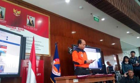 Kepala Pusat Data Informasi dan Humas Badan Nasional Penanggulangan Bencana (BNPB) Sutopo Purwo Nugroho saat menggelar konferensi pers update penanggulangan bencana gempa Lombok di kantor BNPB Jakarta, Selasa (21/8).