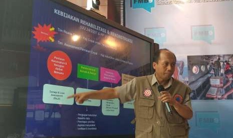 Kepala Pusat Data Informasi dan Humas Badan Nasional Penanggulangan Bencana (BNPB) Sutopo Purwo Nugroho dalam konferensi pers di Graha BNPB, Kamis (11/10).