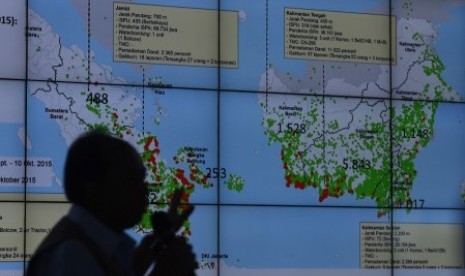 Kepala Pusat Data Informasi dan Humas BNPB Sutopo Purwo Nugroho menjelaskan mengenai kebakaran lahan di Sumatera dan Kalimantan serta bantuan dari Australia untuk pemadaman di Graha BNPB, Jakarta