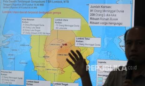 Kepala Pusat Data Informasi dan Humas BNPB Sutopo Purwo Nugroho memberikan keterangan pers mengenai gempa bumi yang mengguncang wilayah Lombok, NTB di Jakarta, Senin (6/8).