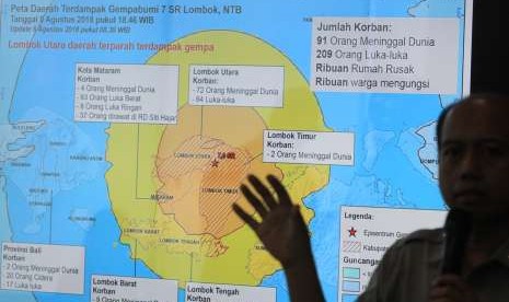 Kepala Pusat Data Informasi dan Humas BNPB Sutopo Purwo Nugroho memberikan keterangan pers mengenai gempa bumi yang mengguncang wilayah Lombok, NTB di Jakarta, Senin (6/8). BNPB mencatat sebanyak 91 orang meninggal dunia dan 209 korban luka-luka akibat bencana gempa bumi tersebut.