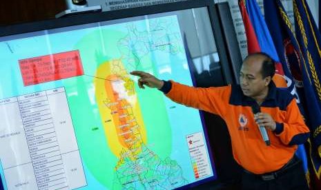 Kepala Pusat Data Informasi dan Humas BNPB Sutopo Purwo Nugroho (tengah) memberikan pemaparan mengenai dampak gempa bumi dan tsunami di kota Donggala dan Palu, Sulawesi Tengah saat konferensi pers di Graha Badan Nasional Penanggulangan Bencana (BNPB), Jakarta, Sabtu (29/9). 