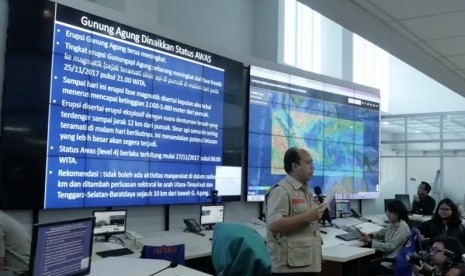 Kepala Pusat Data Informasi dan Humas Sutopo Purwo Nughroho saat menjelaskan kondisi Gunung Agung, Senin (27/11)