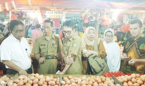 Kepala Pusat Distribusi dan Cadangan Pangan BKP, Risfaheri di Pasar Flamboyan Kota Pontianak Provinsi Kalimantan Barat, Selasa (11/12).