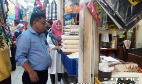 Kepala Pusat Distribusi dan Cadangan Pangan BKP, Risfaheri meninjau gelar pangan murah TTIC di Pasar Gondangdia, Jakarta Pusat 