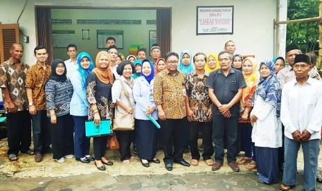 Kepala Pusat Distribusi dan Cadangan Pangan Risfaheri (ditengah, batik lengan panjang).