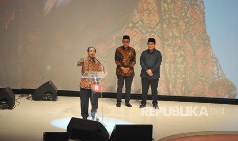 Kepala Pusat Informasi dan Humas BNPB Sutopo Purwo Nugroho menerima anugerah Tokoh Perubahan Republika 2018 yang diserahkan oleh ketua MPR Zulkifli Hasan di Jakarta, Rabu (24/4) malam. 