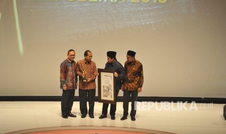 Kepala Pusat Informasi dan Humas BNPB Sutopo Purwo Nugroho menerima anugerah Tokoh Perubahan Republika 2018 yang diserahkan oleh ketua MPR Zulkifli Hasan di Jakarta, Rabu (24/4) malam. 