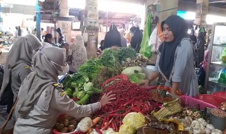 Kepala Pusat Kepatuhan, Kerjasama dan Informasi Perkarantinaan, Badan Karantina Pertanian (Barantan), Junaidi selaku Penanggung Jawab Pengawalan dan Monitoring Ketersediaan dan Harga Bahan Pangan Pokok untuk Provinsi Sulawesi Tengah telah mengunjungi beberapa lokasi pasar dan supermarket untuk memantau ketersediaan dan harga bahan pangan pokok di Palu. 