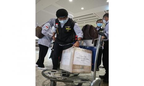 Jamaah Haji Khusus Mendapat Pelayanan di KKHI. Foto: Kepala Pusat Kesehatan Haji Budi Sylvana membawa obat-obatan, termasuk obat  golongan narkotika untuk keperluan pengobatan jamaah haji.