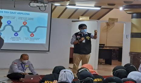  Jamaah Haji Jalani Proses Skrining Saat Tiba di Tanah Air. Foto:  Kepala Pusat Kesehatan Haji Budi Sylvana saat memberikan arahan kepada tenaga kesehatah haji kloter. Menurutnya kedisiplinan para petugas kesehatan dalam menghadapi Arafah, Muzdalifah dan Mina (Armuzna) berpengaruh positif pada kesehatan dan keselamatan jamaah haji, Senin (4/7).