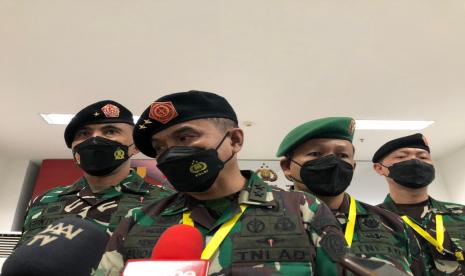 Kepala Pusat Kesehatan (Kapuskes) TNI, Mayjen Budiman (kedua dari kiri) saat memberikan keterangn pers di RSDC Wisma Atlet Kemayoran, Jakarta, Selasa (14/6/2022).