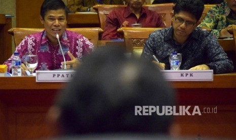  Kepala PPATK M Yusuf (kiri) bersama Wakil Ketua KPK Laode Muhammad Syarif (kanan) saat rapat dengan Komisi XI DPR-RI terkait dengan RUU Tax Amnesty di Kompleks Parlemen, Senayan, Jakarta, Selasa (26/4). (Republika/Rakhmawaty La'lang) 