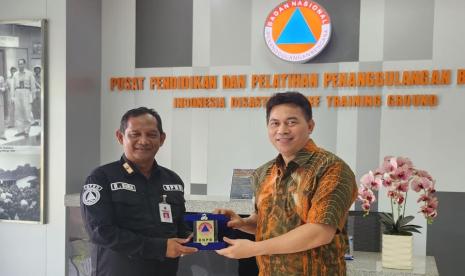 Kepala Pusat Pendidikan dan Pelatihan (Kapusdiklat) Badan Nasional Penanggulangan Bencana (BNPB) RI, Kheriawan, S.Pd., MM dan Kepala BPBD Kalsel Raden Suria Fadliansyah. 