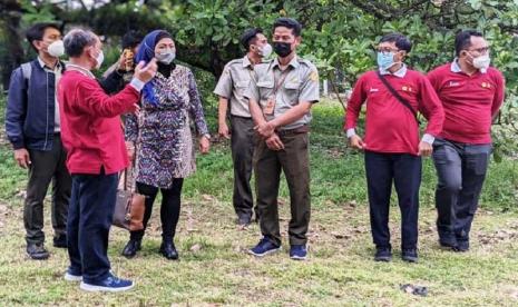 Kepala Pusat Pendidikan Pertanian BPPSDMP (Pusdiktan) Idha Widi Arsanti meninjau kegiatan YESS di Banjarbaru, Kalsel didampingi Kepala SMKPPN Banjarbaru, Budi Santoso (kanan)