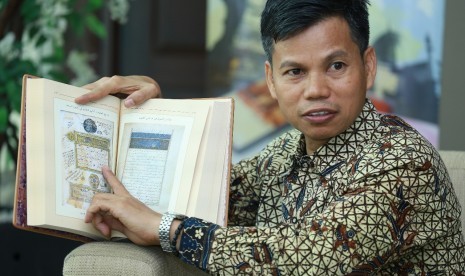 Kepala Pusat Penelitian dan Pengembangan LKKMO Badan Penelitian, Pengembangan, Pendidikan dan Pelatihan dari Kemenag RI, Dr Muhammad Zain menunjukan gambar manuskrip keagamaan. 