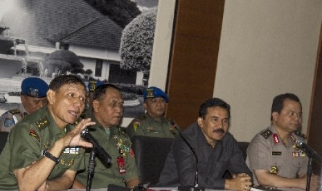 Kepala Pusat Penerangan TNI Mayjen Fuad Basya (kiri).