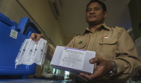 Kepala Puskesmas Mergangsan Abdul Latief menunjukkan vaksin campak dan rubella (MR) di Puskesmas Mergangsan, DI Yogyakarta, Senin (31/7). 