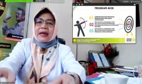 Kepala Pusluhtan BPPSDMP Leli Nuryati mengingatkan peran penyuluh sebagai katalisator pembangunan pertanian. Sosialisasi tahap awal pada kelompok tani (Poktan) pada pertemuan kelompok. Penyuluh mengurai teknologi dan cara penerapan hingga menggerakkan petani menerapkan inovasi teknologi. 