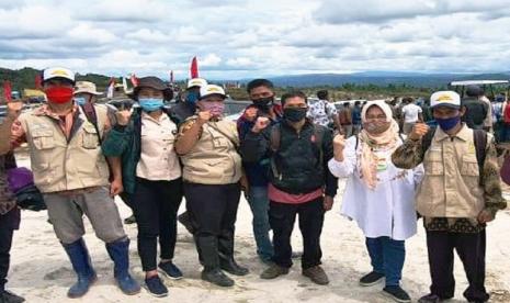 Kepala Pusluhtan, Leli Nuryati (kedua dari kanan) bersama penyuluh pertanian Humbahas, Sumut. Menteri Pertanian RI Syahrul Yasin Limpo meninjau kesiapan program lumbung pangan (Food Estate) tahap pertama seluas 1.000 hektar di Desa Ria Ria, Kecamatan Pollung di Kabupaten Humbang Hasundutan (Humbahas), Sumatra Utara, Jumat (11/9). 