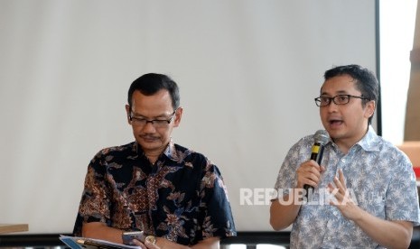 Kepala Puspendik Kemdikbud Prof. Nizam (dari kiri) bersama Co-Founder Provetic Robby Muhammad menjadi narsumber saat diskusi 