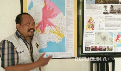 Kepala PVMBG, Balai Geologi Kementerian ESDM Pos Pantau Gunung Agung, Kasbani menjelaskan situasi terkini aktivitas Gunung Agung, Selasa (3/10).