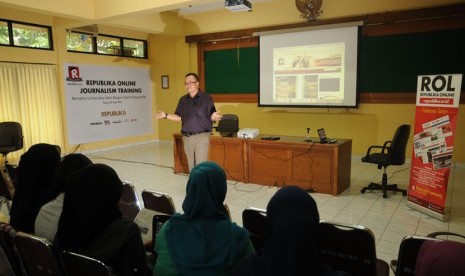    Kepala Republika Online, Irwan Ariefyanto membuka acara ROL to Campus di UIN Syarif Hidayatullah, Jakarta, Selasa (5/6).