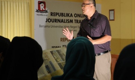    Kepala Republika Online, Irwan Ariefyanto membuka acara ROL to Campus di UIN Syarif Hidayatullah, Jakarta, Selasa (5/6).