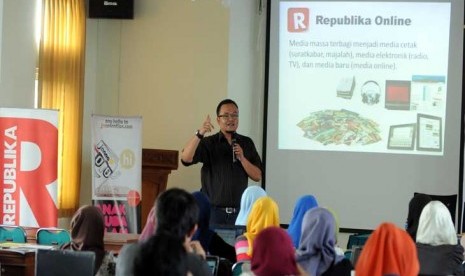   Kepala Republika Online, Irwan Ariefyanto saat menyampaikan materi Republika Online Journalism Traning di Kampus UIN Sunan Gunung Djati, Bandung, Jumat (19/10). 