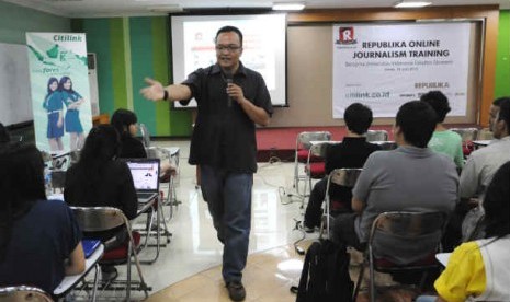 Kepala Republika Online, M. Irwan Ariefyanto memberikan materi pelatihan jurnalistik di Kampus FE UI , Depok. 