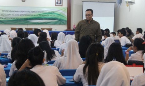 Kepala ROL Irwan Ariefyanto saat memberikan materi dalam acara ROL to School di Bogor. 