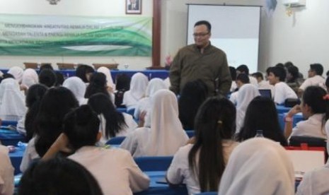 Kepala ROL M. Irwan Ariefyanto saat memberikan materi Jurnalistik dalam acara ROL to School di Bogor, Selasa (22/5).