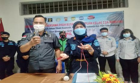 Kepala Rutan Perempuan kelas II A Bandung Moneka Mayamurti (kanan) dan Kabid pelayanan tahanan Kemenkumham Jabar Saifur Rachman menunjukkan barang temuan hasil razia di kamar blok hunian warga binaan Rutan Perempuan Kelas IIA Bandung, Selasa (6/4).